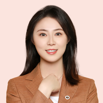 張?jiān)娧?></p>
                <p>
	<strong>社會職務(wù)</strong>
</p>
<p>
	北京家理律師事務(wù)所專職律師
</p>
<p>
	<strong>教育背景</strong>
</p>
<p>
	婚姻家事專業(yè)型律師親辦婚姻家事案件100件+擅長溝通、調(diào)解、數(shù)據(jù)梳理
</p>
<p>
	2019年獲得法學(xué)學(xué)士學(xué)位。在校期間加入法律服務(wù)社團(tuán)，多次參與普法宣傳活動，為高校學(xué)生普法、增強(qiáng)法律意識貢獻(xiàn)力量。學(xué)習(xí)成績優(yōu)異，多次獲得專業(yè)獎學(xué)金。曾在湖南省永州市中級人民法院實(shí)習(xí)，輔助法官處理各類婚姻家事案件的庭審工作，熟悉掌握法院案件的庭審流程，積累了大量民商事案件的庭審經(jīng)驗(yàn)，打下了堅(jiān)實(shí)的法律基礎(chǔ)。
</p>
<p>
	大學(xué)畢業(yè)后即加入家理，用的專業(yè)能力和扎實(shí)的法學(xué)基礎(chǔ)，為家理建立科技化、數(shù)字化、標(biāo)準(zhǔn)化辦案模式貢獻(xiàn)力量。2020年高分通過國家法律職業(yè)資格考試，從鉆研科技賦能法律服務(wù)的后端支撐體系研發(fā)人員轉(zhuǎn)變?yōu)橹苯臃?wù)于當(dāng)事人的婚姻家事律師隊(duì)伍中的一員。擅長證據(jù)梳理、數(shù)據(jù)分析、銀行流水梳理、房屋折價(jià)款計(jì)算等婚姻家事案件中較為復(fù)雜的工作內(nèi)容。性格溫和，共情能力強(qiáng)的特點(diǎn)，可幫助緩解當(dāng)事人在訴訟中的焦慮情緒。多部門的工作經(jīng)歷更有利于了解當(dāng)事人各方面的需求，為其提供專業(yè)、優(yōu)質(zhì)的法律服務(wù)。
</p>
<p>
	<strong>經(jīng)典案例</strong>
</p>
<p>
	? 離婚糾紛：積極與對方進(jìn)行多輪溝通、調(diào)解，終助女方順利離婚并擺脫對方精神控制;
</p>
<p>
	? 婚糾紛：男方主張女方惡意轉(zhuǎn)移財(cái)產(chǎn)，通過梳理大量銀行流水、數(shù)據(jù)分析予以說明，終扭轉(zhuǎn)女方不利局勢;
</p>
<p>
	? 婚姻過錯(cuò)：通過調(diào)取大量且多樣證據(jù)認(rèn)定男方婚內(nèi)出軌，助女方分得60%的夫妻共同財(cái)產(chǎn);
</p>
<p>
	? 子女撫養(yǎng)：雙方基本情況、經(jīng)濟(jì)條件相當(dāng)?shù)那闆r下，與法官多次溝通終助當(dāng)事人獲得孩子撫養(yǎng)權(quán);
</p>
<p>
	? 繼承糾紛：大量舉證力證當(dāng)事人盡到主要贍養(yǎng)義務(wù)并主張應(yīng)當(dāng)多分遺產(chǎn)，終得到法官支持;
</p>
<p>
	? 贈與合同無效糾紛：男方婚內(nèi)向第三者大額轉(zhuǎn)款，助原配起訴二人，終得到法院支持，第三者返還全部財(cái)產(chǎn);
</p>
<p>
	? 
遺囑繼承：針對對方代書遺囑及錄像證據(jù)，從證據(jù)形式及邏輯等層面分析瑕疵并提供相反證據(jù)綜合論證，終認(rèn)定對方所持遺囑無效，助當(dāng)事人依法繼承老人的遺產(chǎn)。
</p>
            </div>
        </div>
        <div   id=